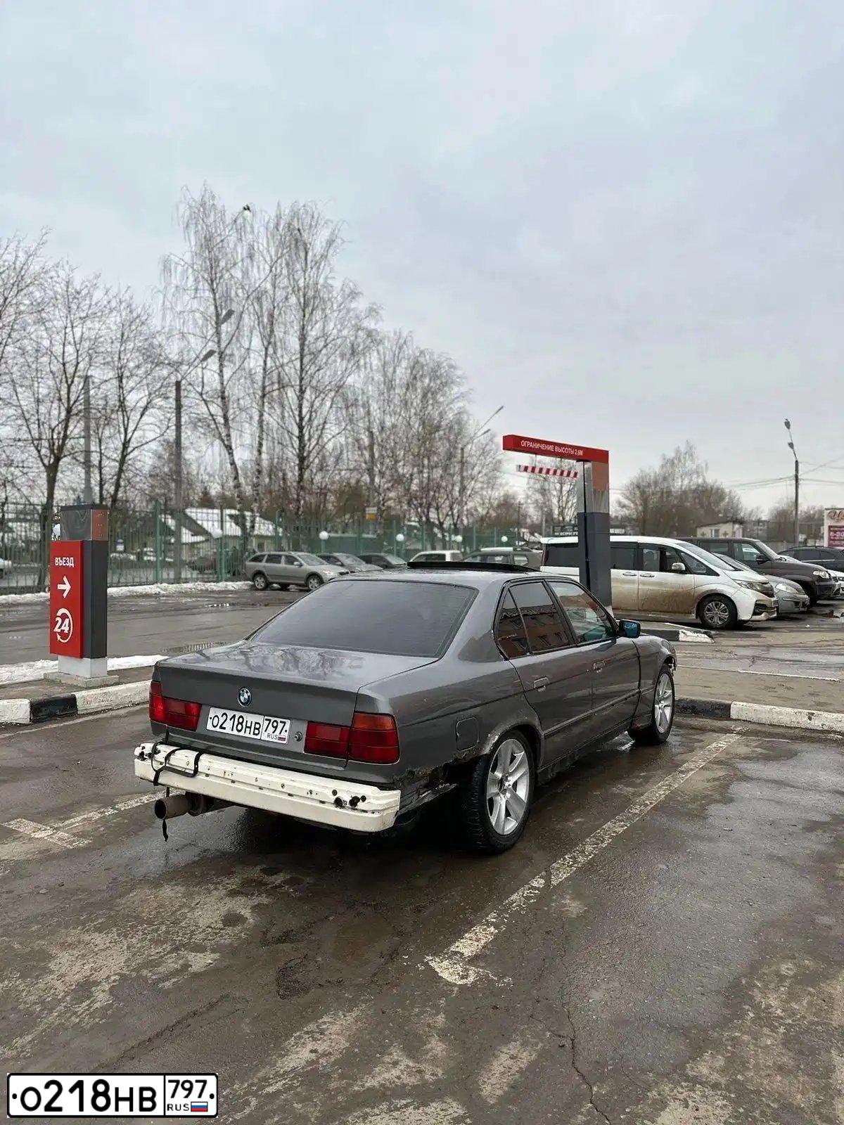 Фото автомобиля BMW SERIE 5, 1992 — госномер О218НВ797. Цвет: СЕРЫЙ