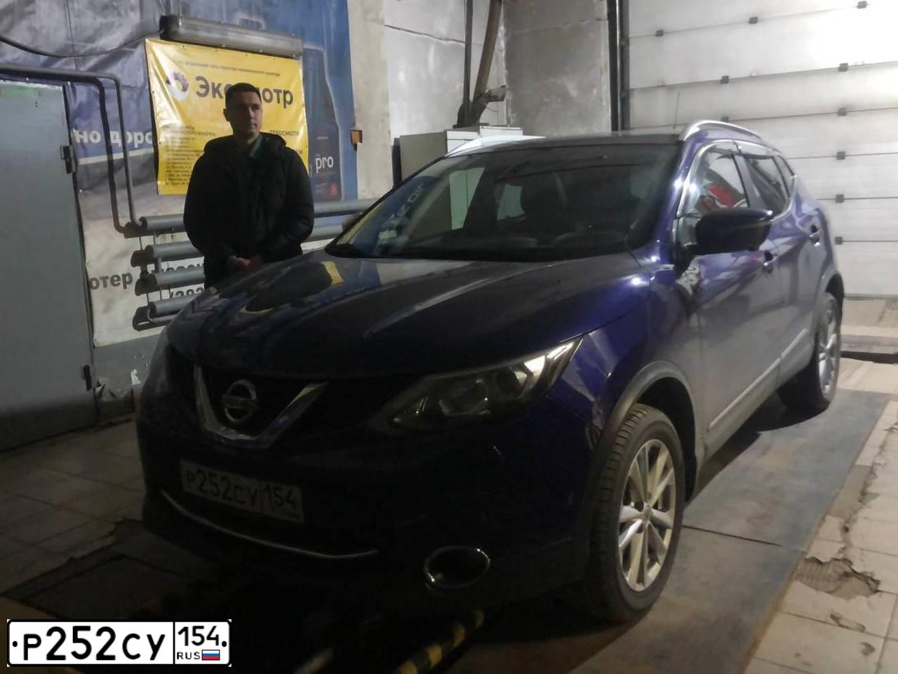 Фото автомобиля NISSAN QASHQAI, 2015 — госномер Р252СУ154. Цвет: ТЕМНО СИНИЙ