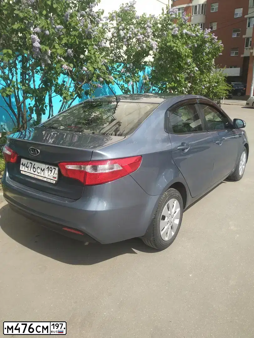 Фото автомобиля KIA RIO, 2012 — госномер Е873РТ799. Цвет: голубой