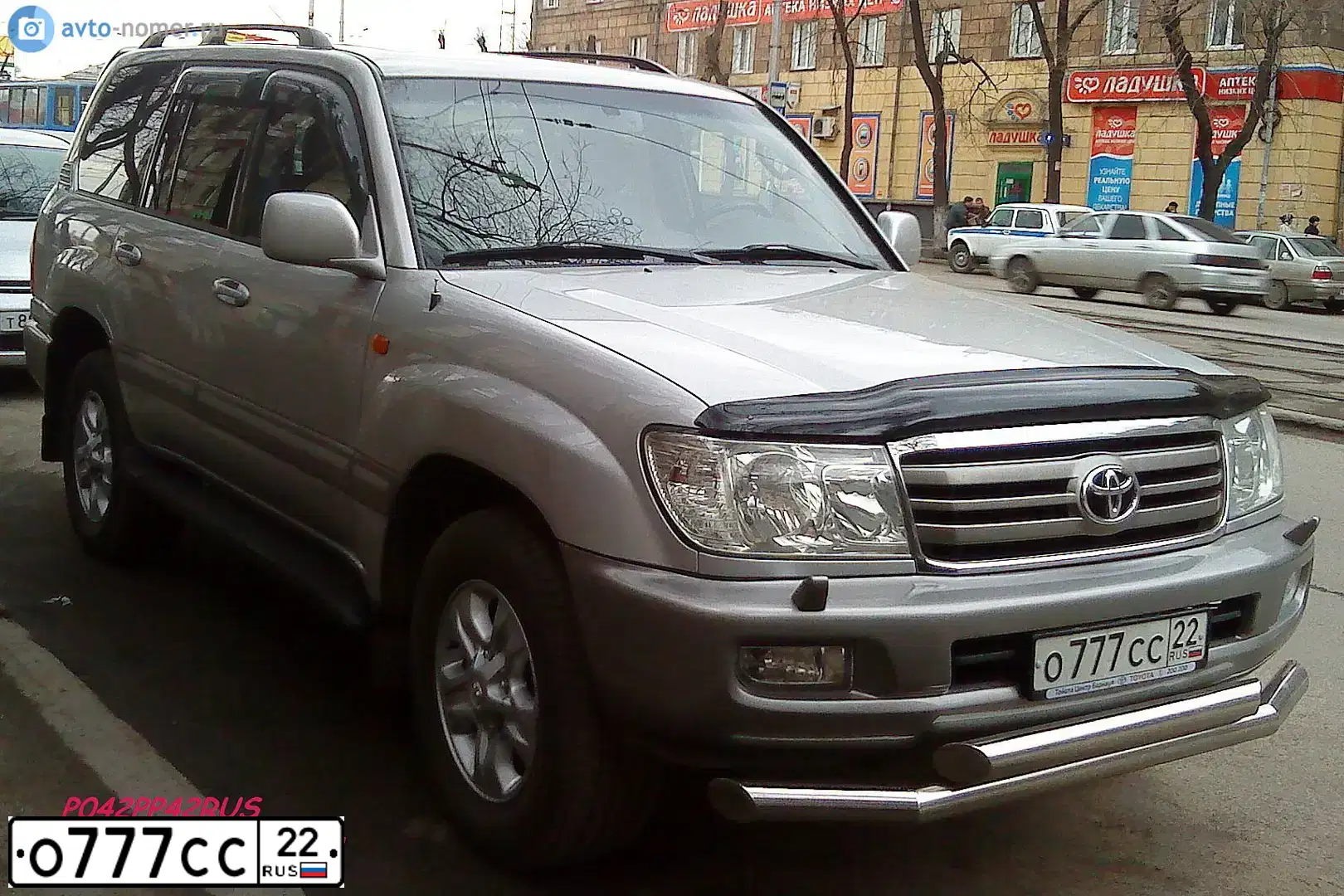 Фото автомобиля TOYOTA LANDCRUISER, 2006 — госномер О777СС22. Цвет: Серебристый