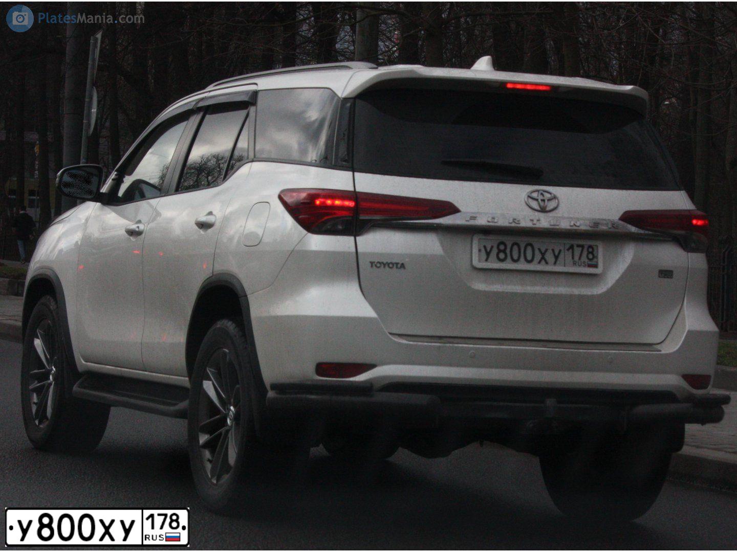 Фото автомобиля TOYOTA FORTUNER, 2018 — госномер У800ХУ178. Цвет: Белый