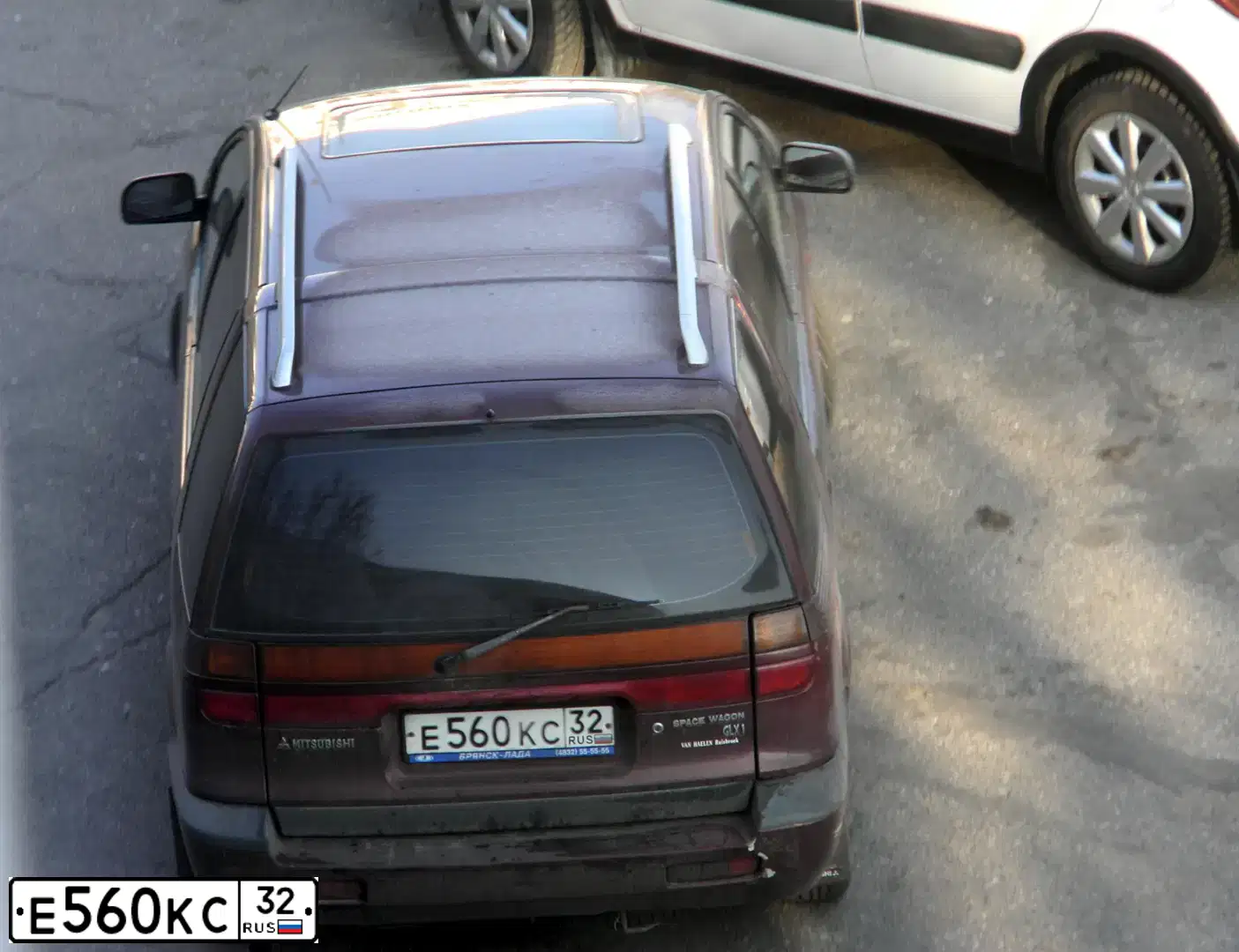 Фото автомобиля MITSUBISHI SPACE WAGON, 1993 — госномер О633ОХ32. Цвет: ВИШНЕВЫЙ