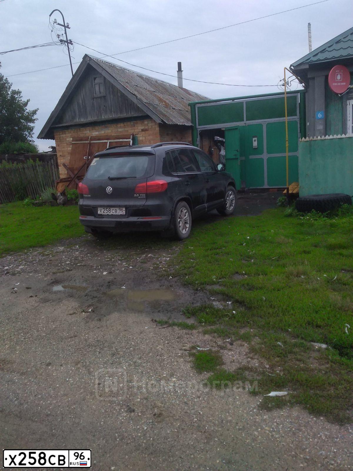 Фото автомобиля VOLKSWAGEN TIGUAN, 2013 — госномер Х258СВ96. Цвет: ЧЕРНЫЙ