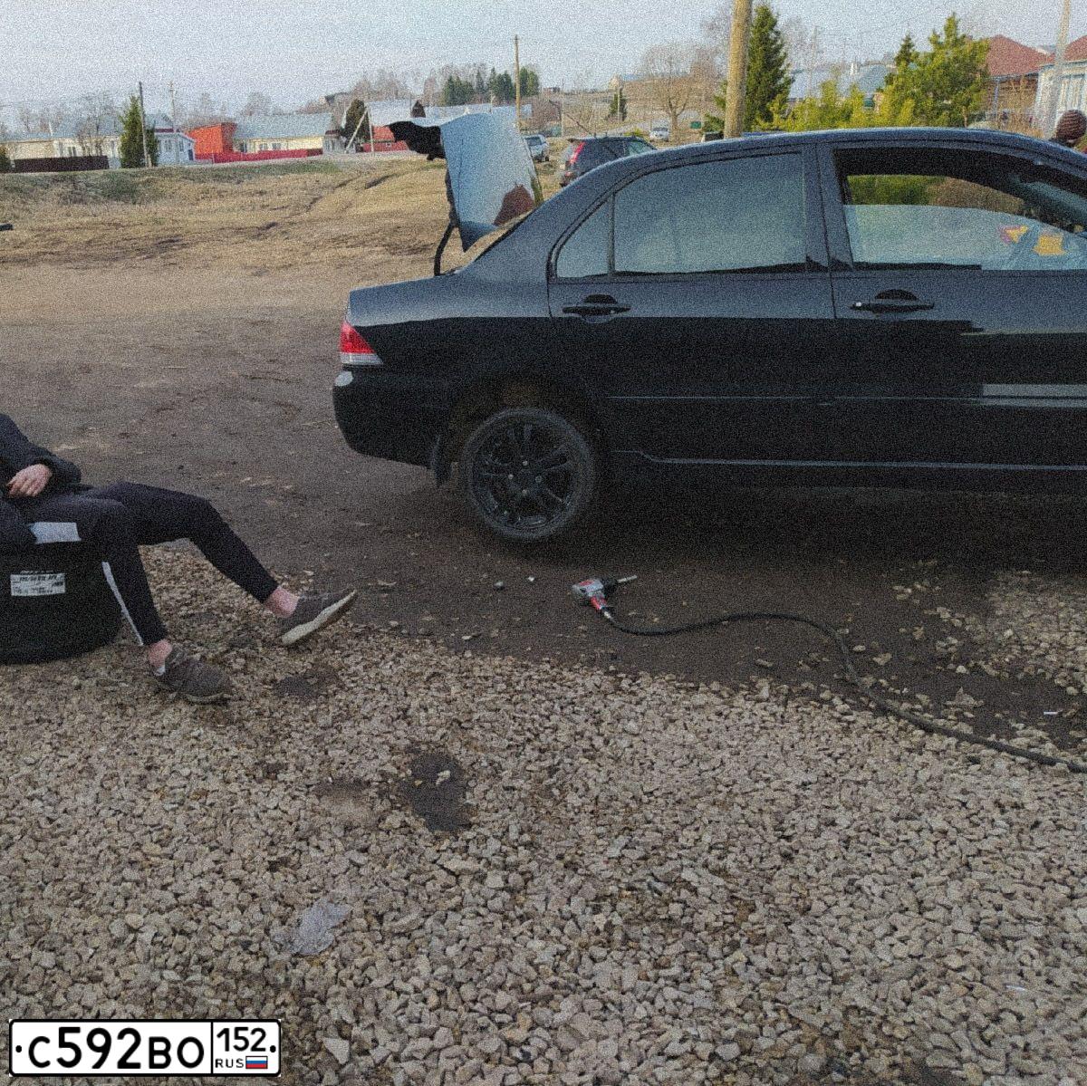 Фото автомобиля MITSUBISHI LANCER, 2006 — госномер Х105ТЕ33. Цвет: ЧЕРНЫЙ
