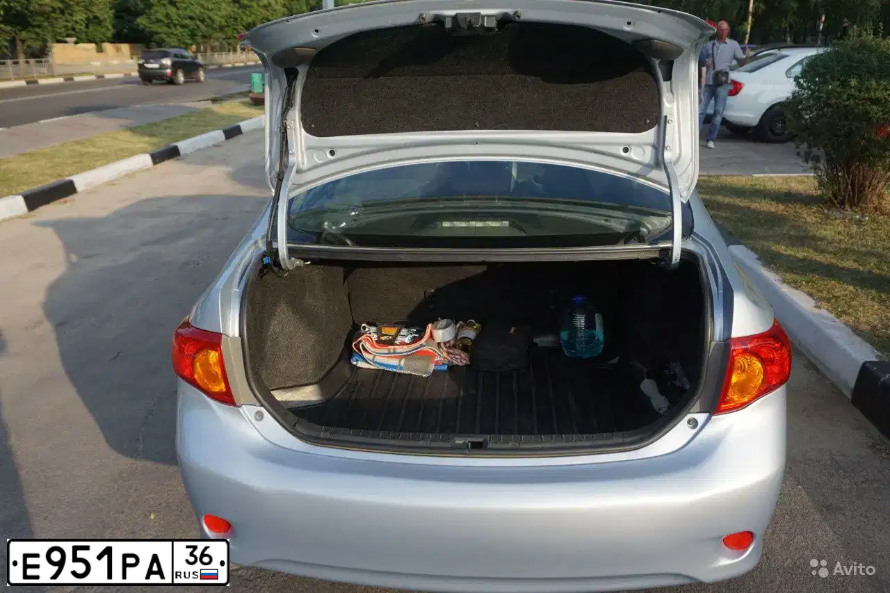 Фото автомобиля TOYOTA COROLLA, 2008 — госномер Е951РА36. Цвет: СВЕТЛО-ГОЛУБОЙ