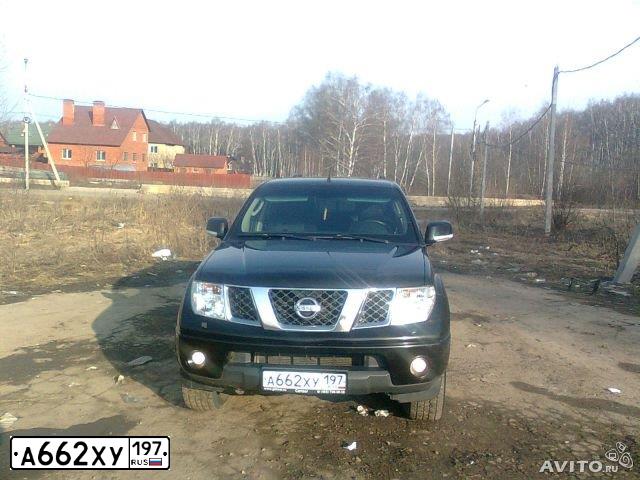 Фото автомобиля NISSAN NAVARA, 2008 — госномер М744АУ250. Цвет: ЧЕРНЫЙ