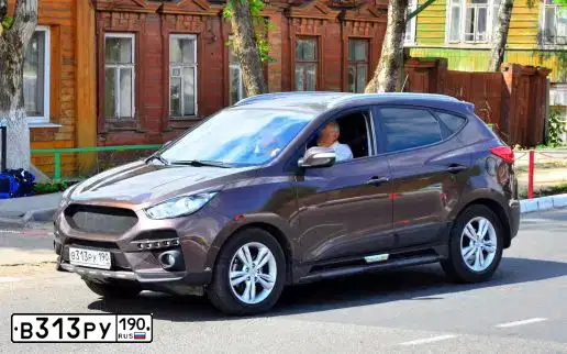 Фото автомобиля HYUNDAI IX35, 2013 — госномер В313РУ190. Цвет: Коричневый