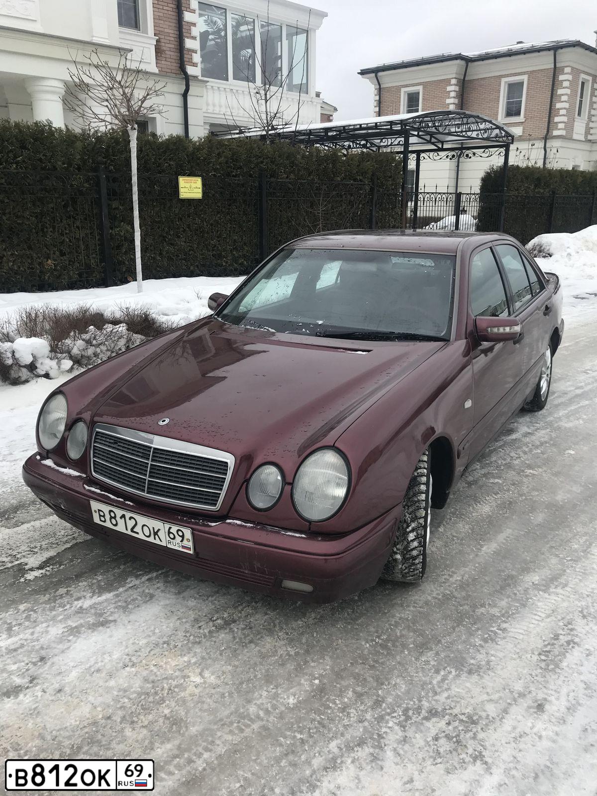 Фото автомобиля MERCEDES E-KLASSE, 1998 — госномер О031ОМ97. Цвет: ТЕМНО-КРАСНЫЙ