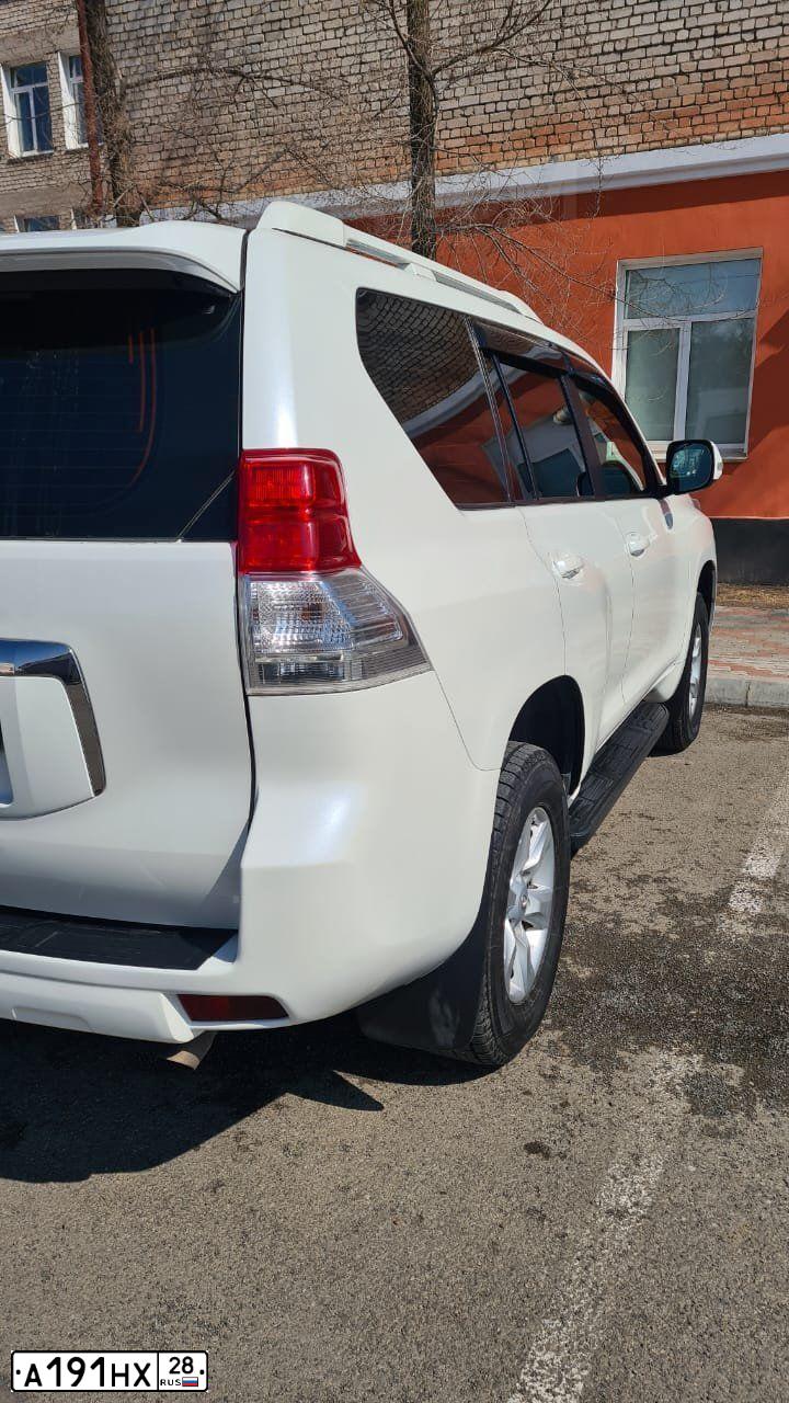Фото автомобиля TOYOTA LANDCRUISER, 2013 — госномер А191НХ28. Цвет: БЕЛЫЙ ПЕРЛАМУТР
