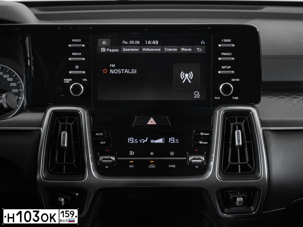 Фото автомобиля KIA SORENTO, 2021 — госномер Р281ТЕ159. Цвет: Белый