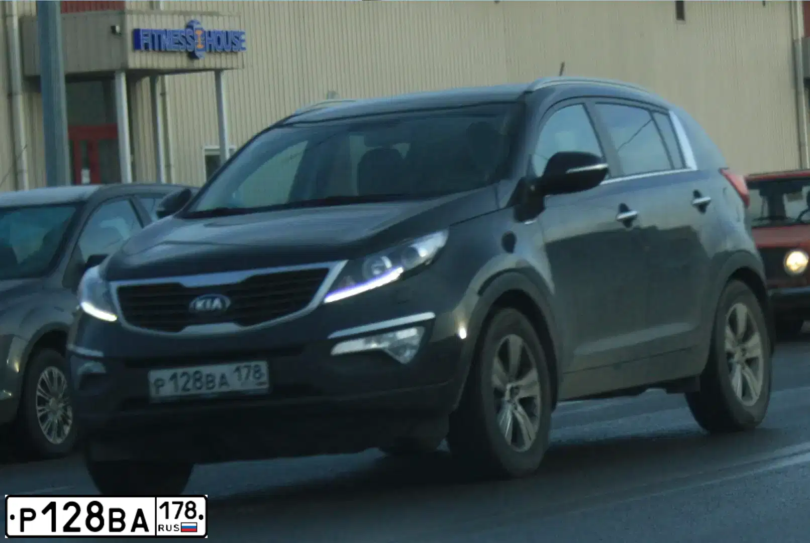 Фото автомобиля KIA SPORTAGE, 2013 — госномер Р128ВА178. Цвет: ЧЕРНЫЙ ПЕРЛАМУТР