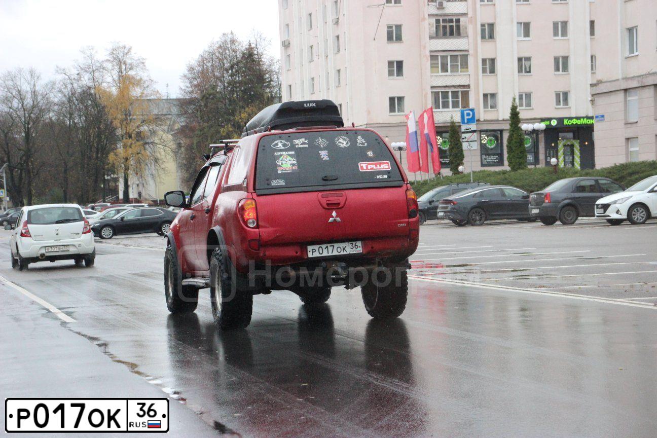 Фото автомобиля MITSUBISHI L 200, 2008 — госномер Р017ОК36. Цвет: Красный