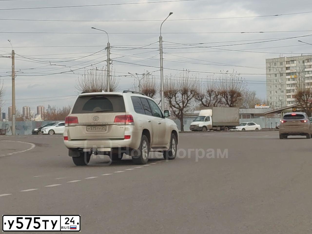 Фото автомобиля TOYOTA LANDCRUISER 200, 2013 — госномер М608ТР124. Цвет: ЧЕРНЫЙ