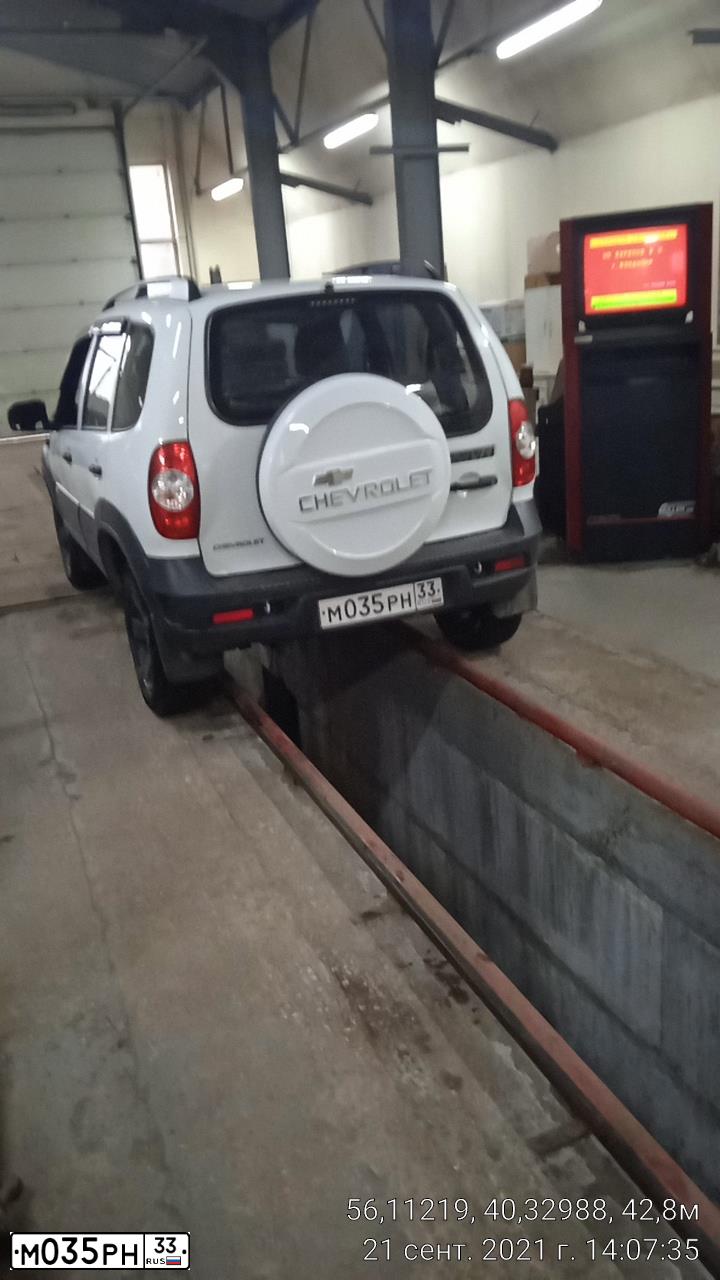 Фото автомобиля CHEVROLET NIVA, 2016 — госномер М035РН33. Цвет: БЕЛЫЙ МЕТАЛЛИК