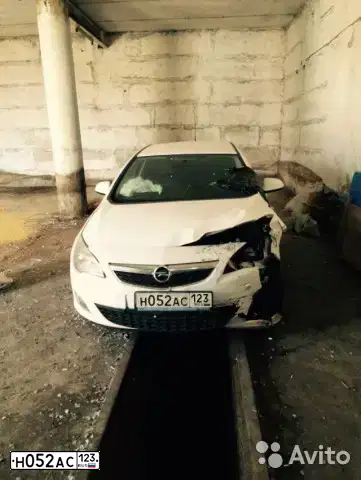 Фото автомобиля OPEL ASTRA, 2011 — госномер Н456РХ193. Цвет: Белый