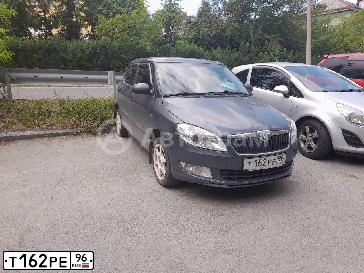 Фото автомобиля SKODA FABIA, 2011 — госномер Т162РЕ96. Цвет: ТЕМНО-СЕРЫЙ