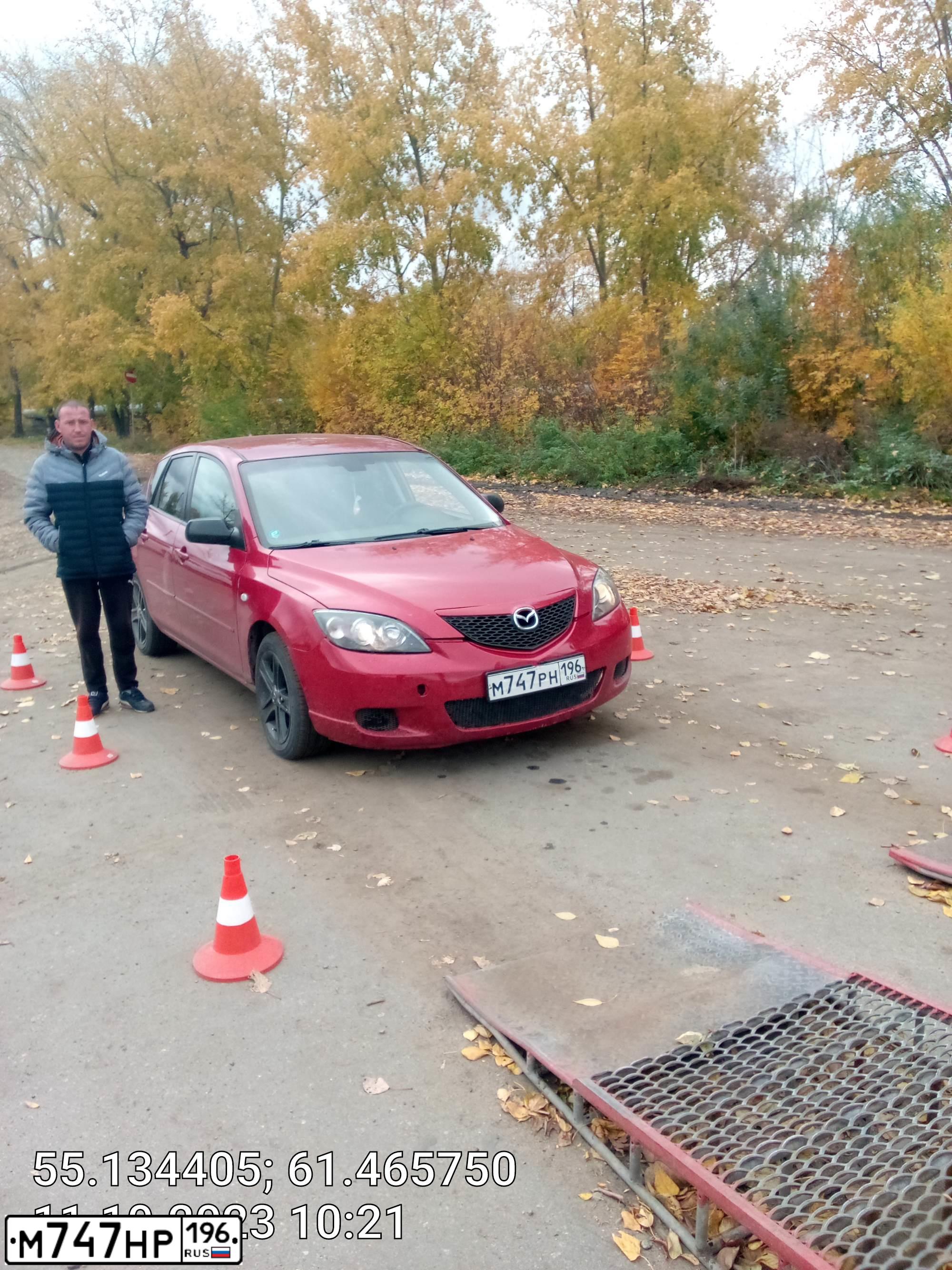Фото автомобиля MAZDA 3, 2006 — госномер У383ЕА774. Цвет: Красный
