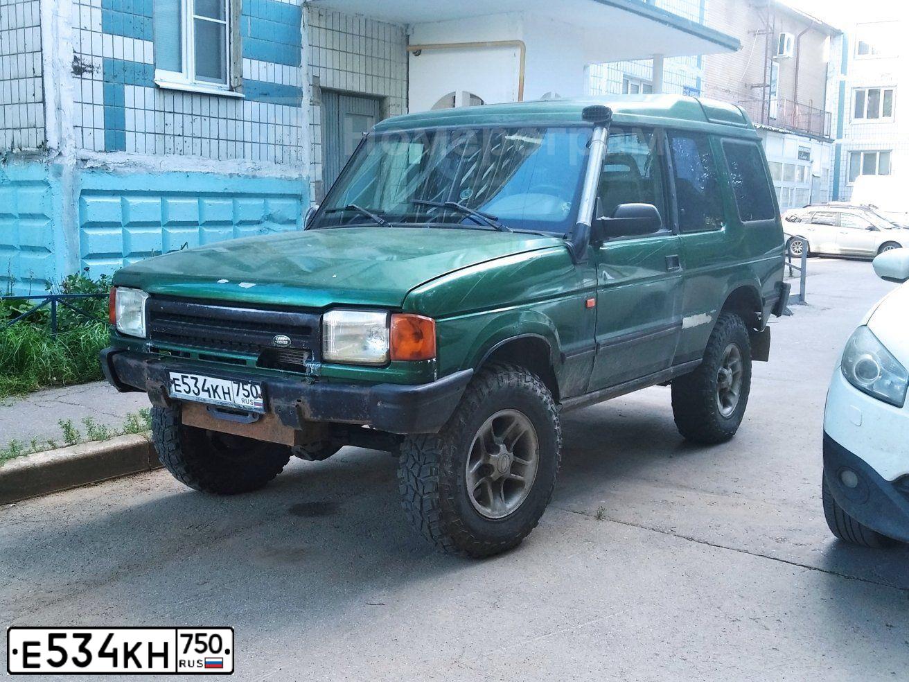 Фото автомобиля VOLKSWAGEN CARAVELLE, 2011 — госномер У534КН750. Цвет: КОРИЧНЕВЫЙ