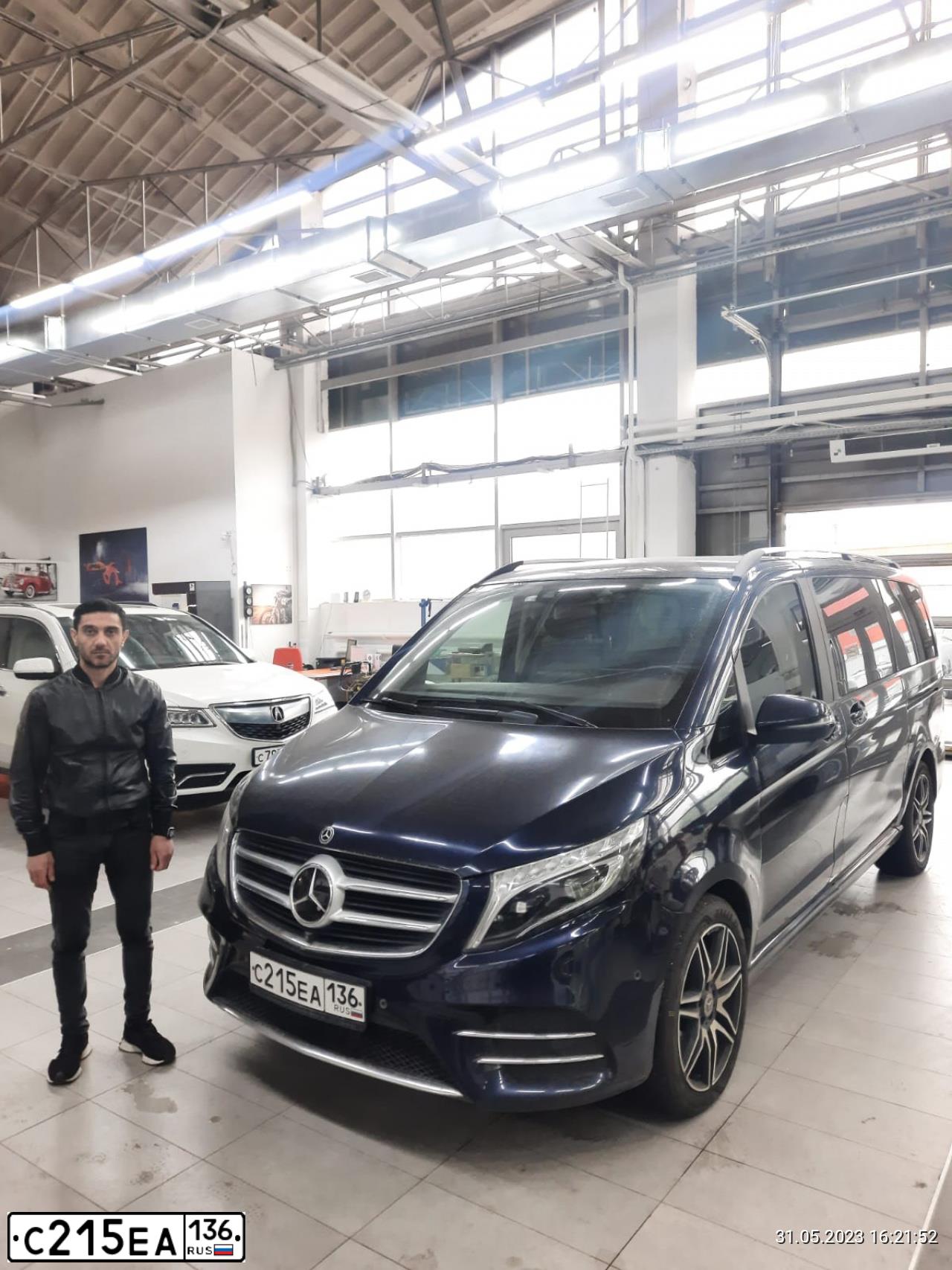 Фото автомобиля MERCEDES V-KLASSE, 2018 — госномер С215ЕА136. Цвет: ЧЕРНЫЙ