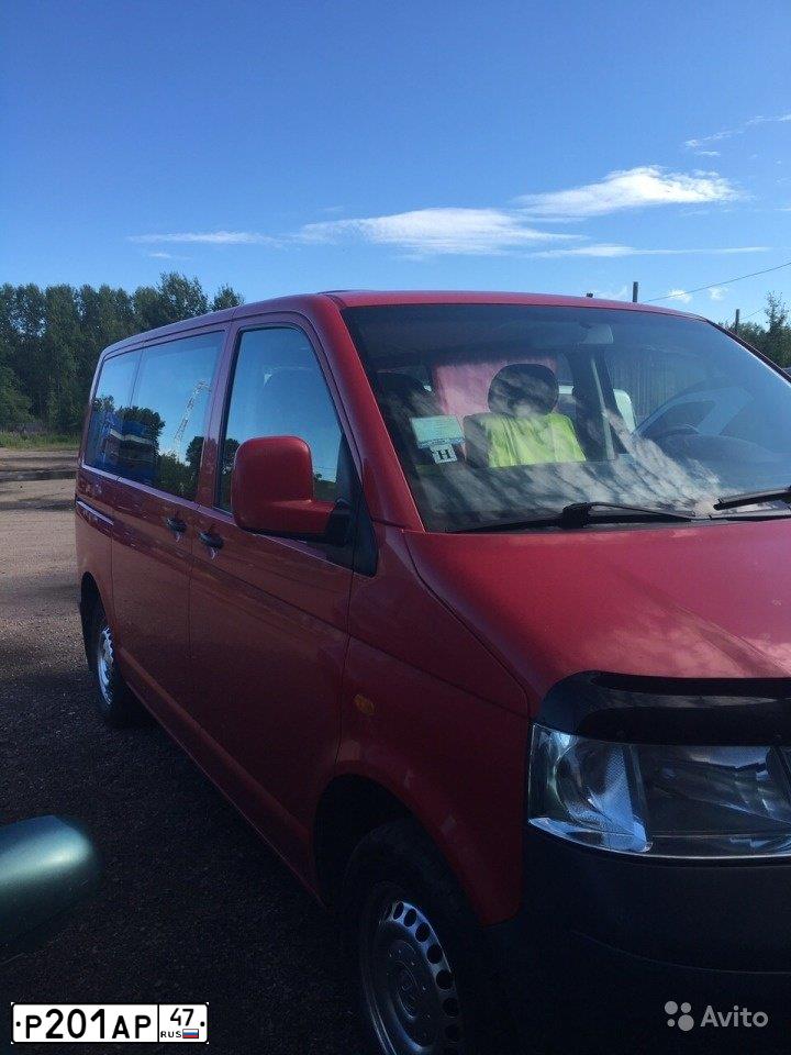 Фото автомобиля VOLKSWAGEN TRANSPORTER, 2005 — госномер Р201АР47. Цвет: ВИШНЕВЫЙ