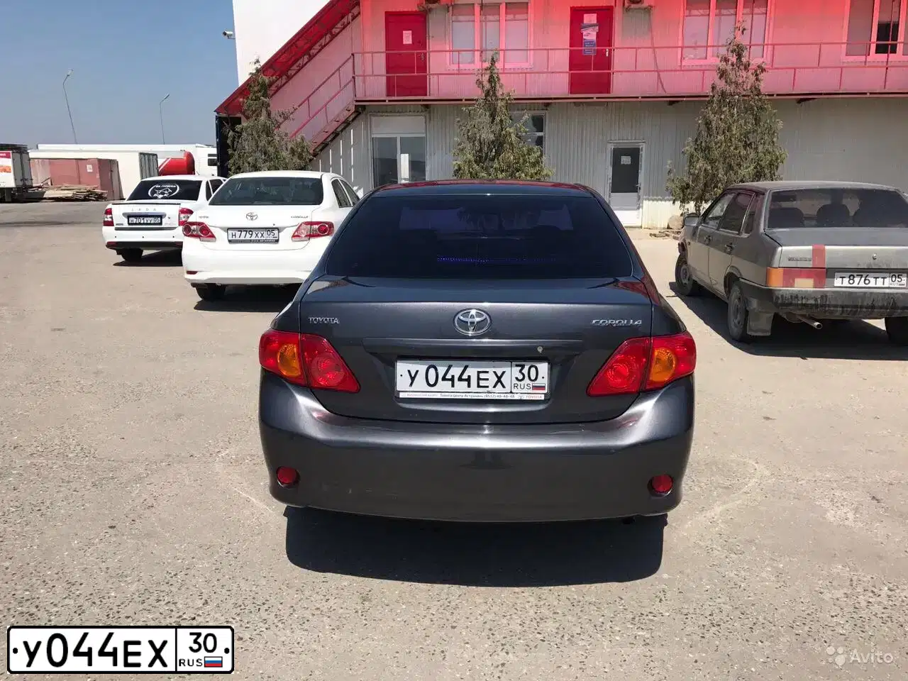 Фото автомобиля TOYOTA COROLLA, 2009 — госномер У044ЕХ30. Цвет: СЕРЫЙ