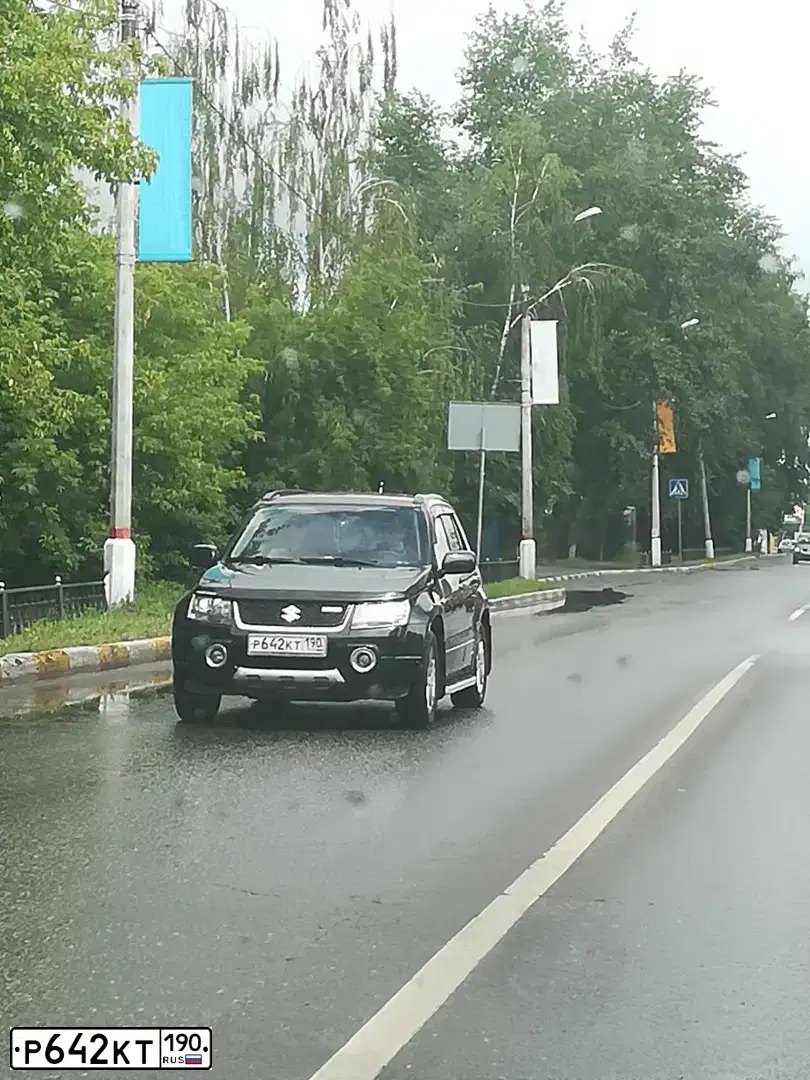 Фото автомобиля SUZUKI /GRAND/ VITARA, 2006 — госномер Р642КТ190. Цвет: ЧЕРНЫЙ