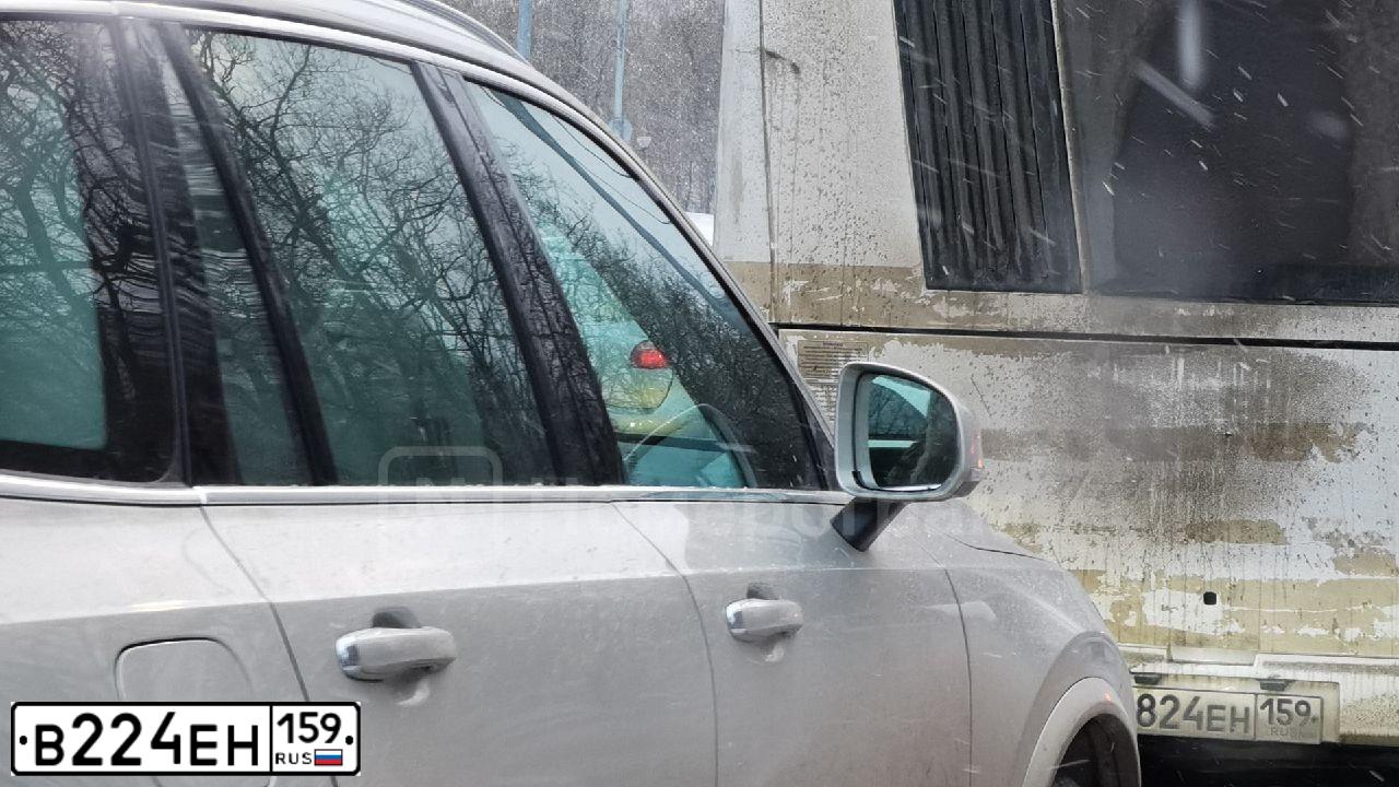 Фото автомобиля NISSAN TIIDA, 2008 — госномер У673МЕ55. Цвет: ТЕМНО-СИНИЙ