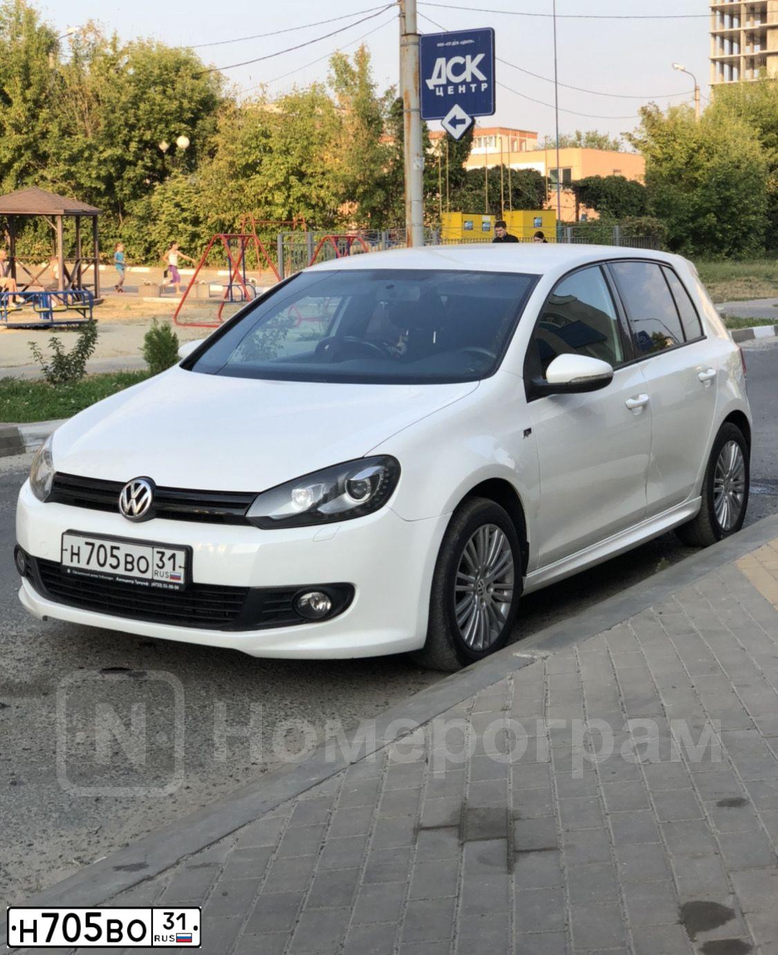 Фото автомобиля VOLKSWAGEN GOLF, 2012 — госномер У747ВТ31. Цвет: Белый