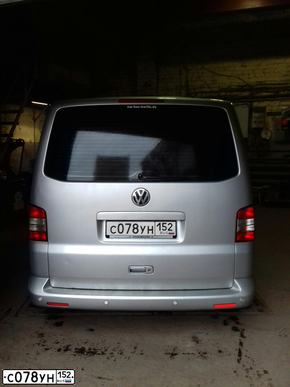 Фото автомобиля VOLKSWAGEN CARAVELLE, 2008 — госномер С078УН152. Цвет: Серебристый