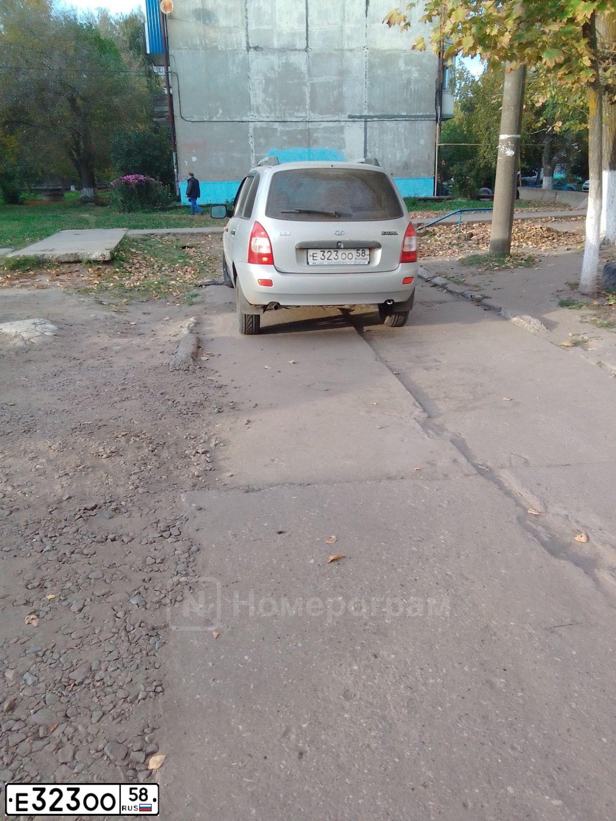 Фото автомобиля LADA 1117 KALINA, 2011 — госномер Е323ОО58. Цвет: СЕРЕБРИСТЫЙ