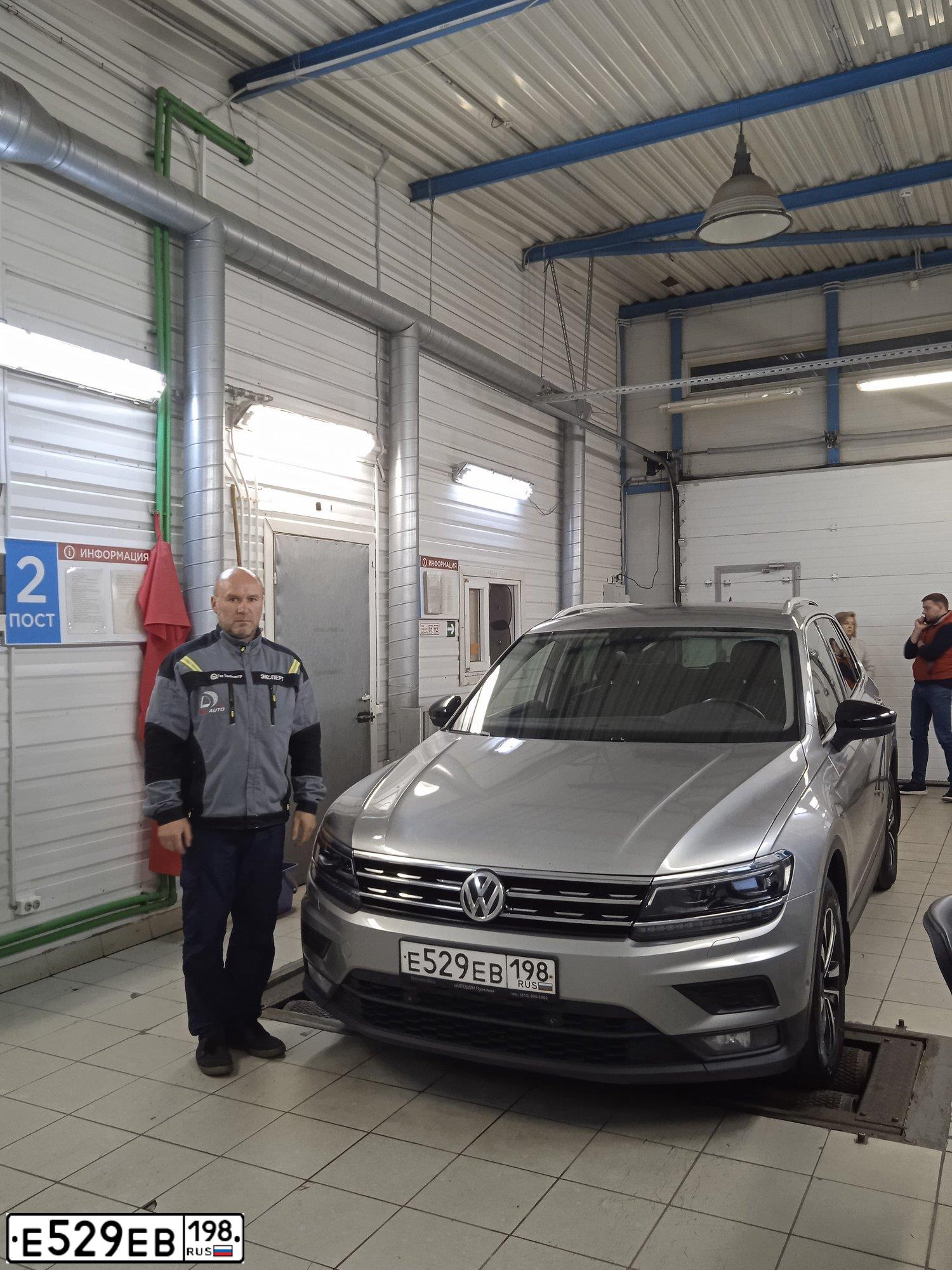 Фото автомобиля VOLKSWAGEN TIGUAN, 2019 — госномер С928ВК198. Цвет: Серебристый