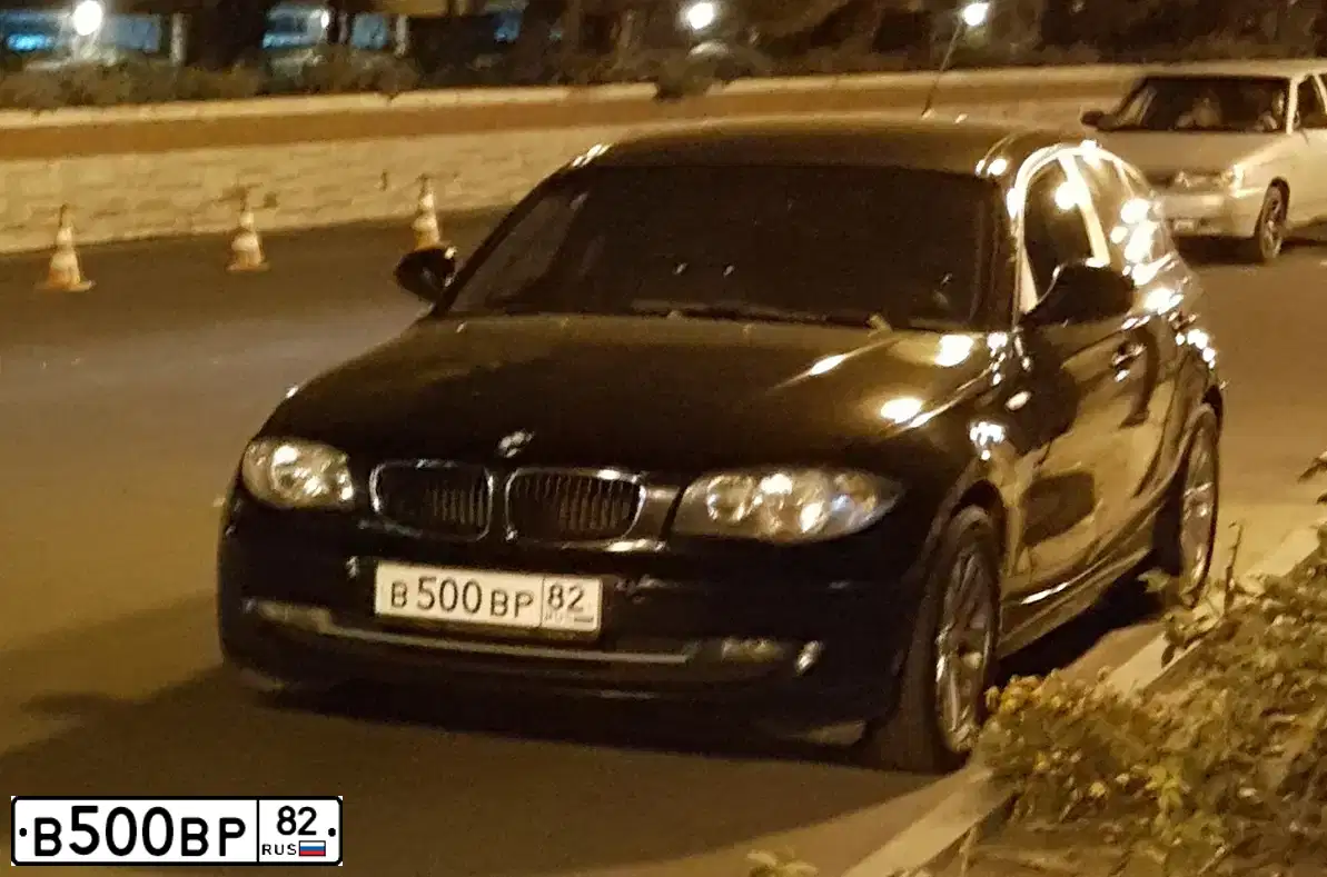 Фото автомобиля BMW SERIE 1, 2010 — госномер В500ВР82. Цвет: ЧЕРНЫЙ