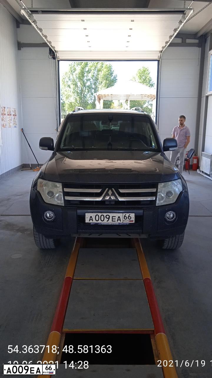 Фото автомобиля MITSUBISHI PAJERO, 2008 — госномер А009ЕА66. Цвет: ТЕМНО-СЕРЫЙ