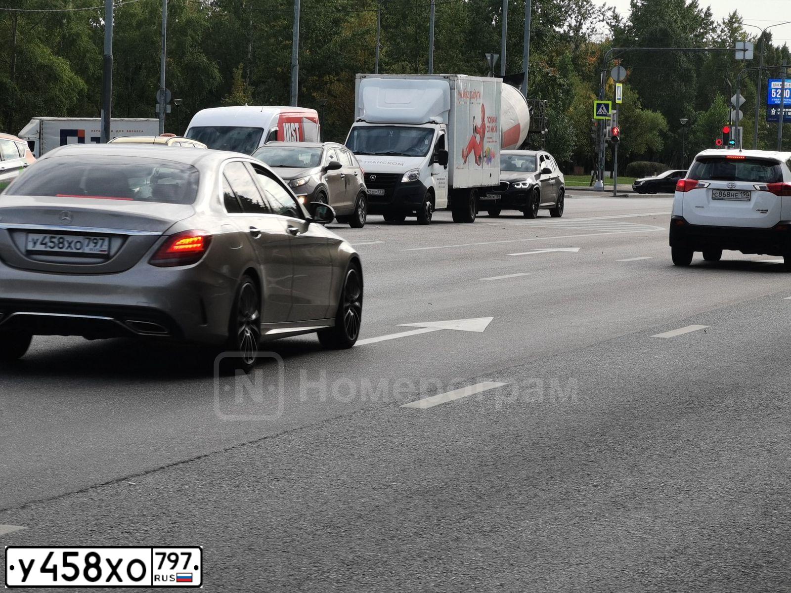 Фото автомобиля MERCEDES C-KLASSE, 2018 — госномер Е067НЕ790. Цвет: СЕРЕБРИСТЫЙ