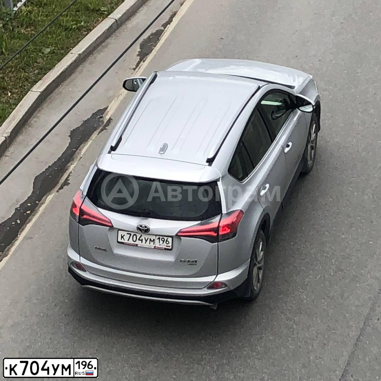 Фото автомобиля TOYOTA RAV4, 2016 — госномер К704УМ196. Цвет: СВЕТЛО-СЕРЫЙ