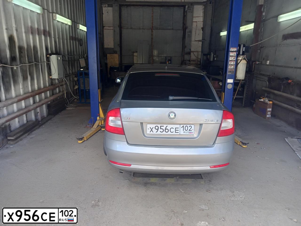 Фото автомобиля SKODA OCTAVIA, 2009 — госномер Х956СЕ102. Цвет: СЕРЫЙ