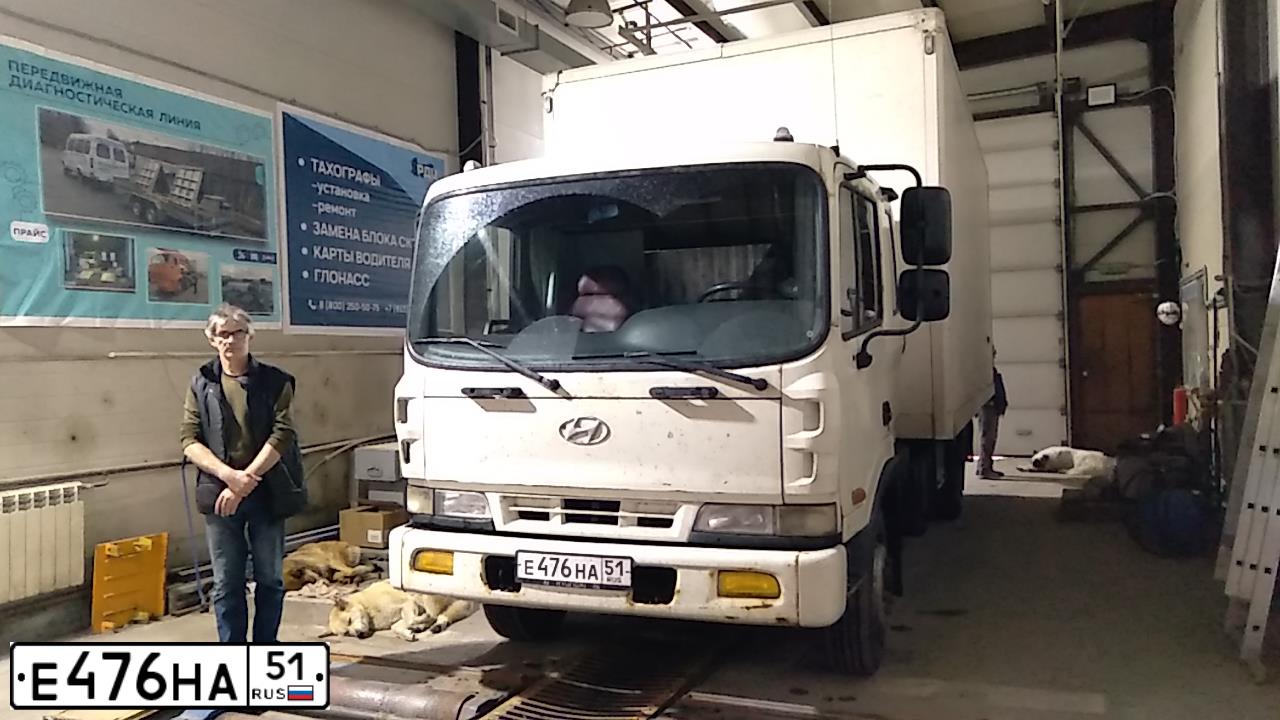 Фото автомобиля HYUNDAI HD CARGO TRUCK, 2011 — госномер Е476НА51. Цвет: Белый
