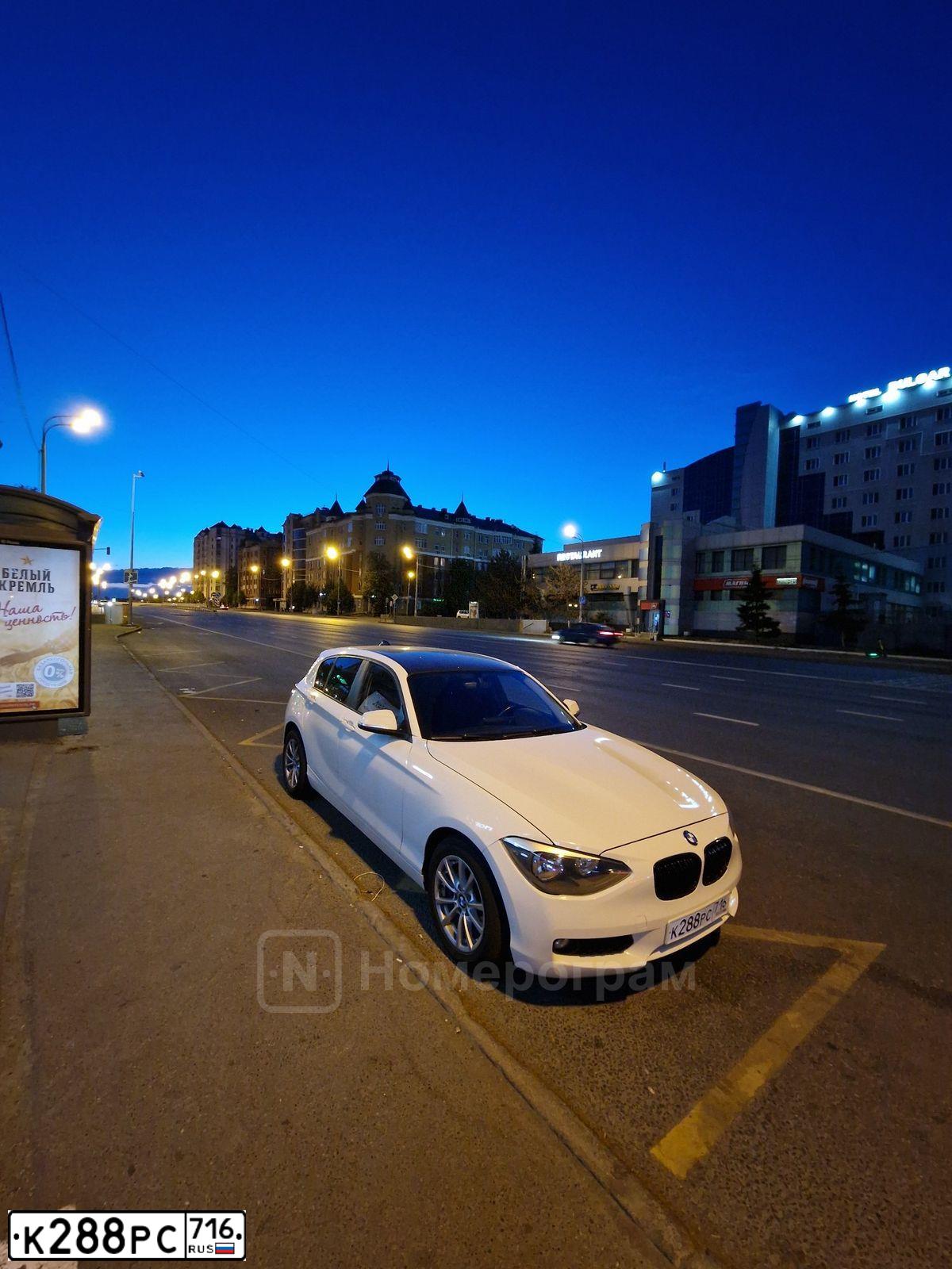 Фото автомобиля BMW SERIE 1, 2012 — госномер К288РС716. Цвет: Белый