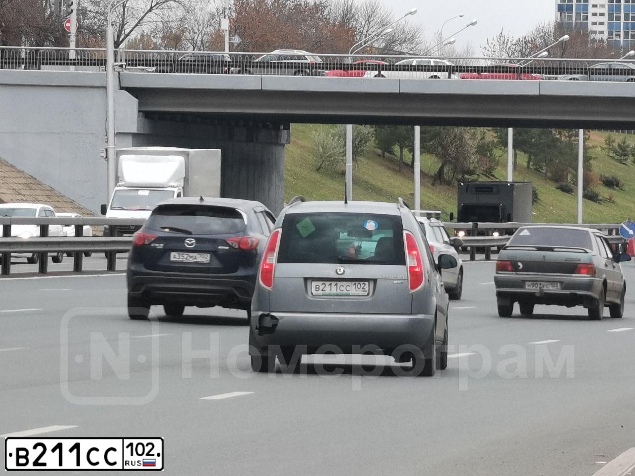 Фото автомобиля SKODA ROOMSTER, 2012 — госномер В211СС102. Цвет: СЕРЫЙ