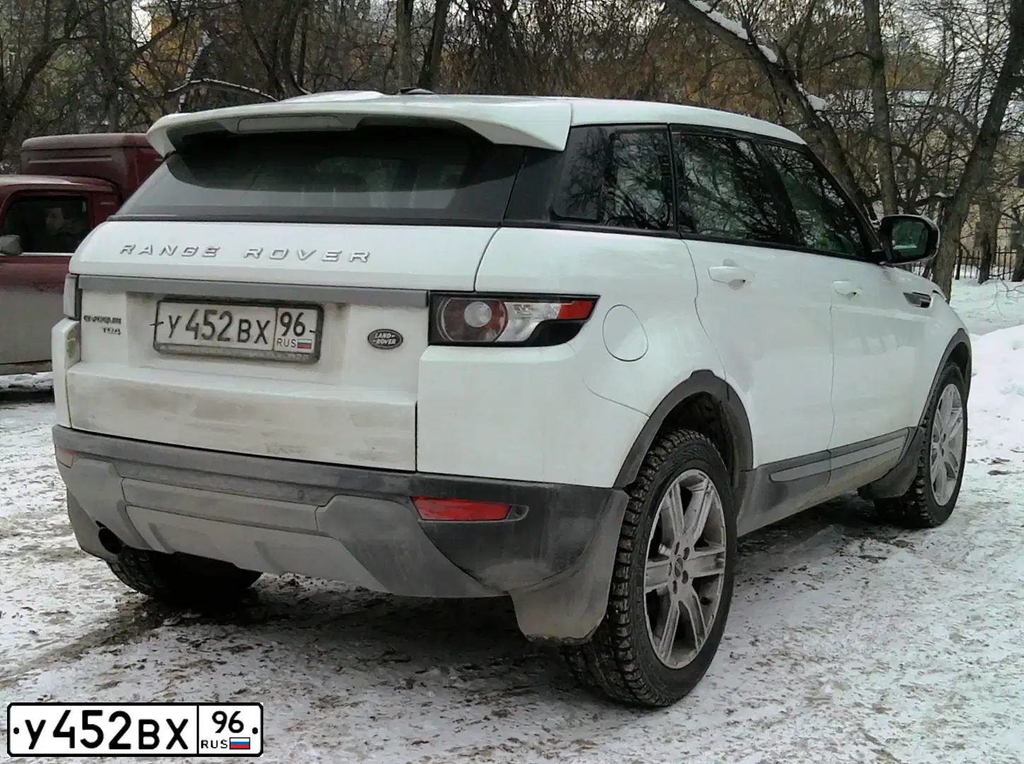 Фото автомобиля LANDROVER RANGE ROVER EVOQUE, 2012 — госномер Р295МО152. Цвет: ЯРКО- БЕЛЫЙ