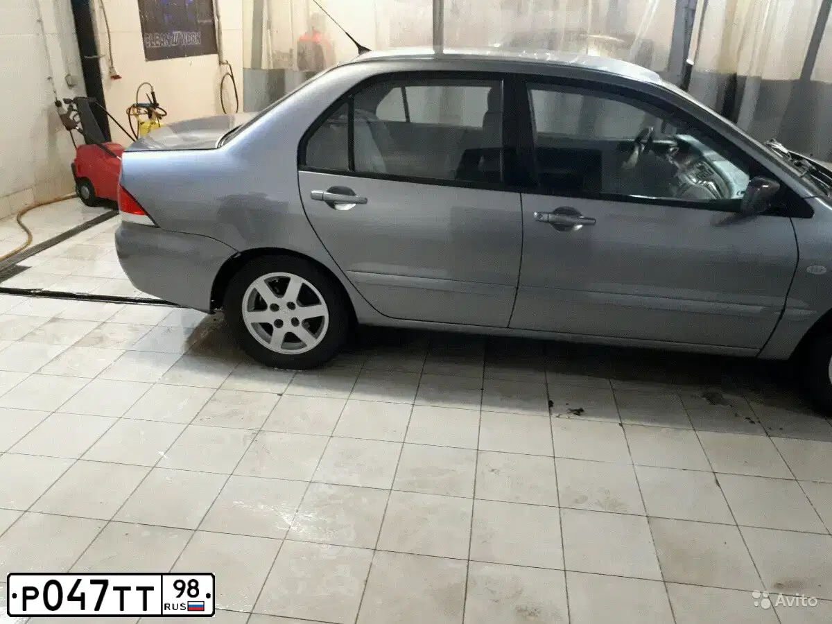 Фото автомобиля MITSUBISHI LANCER, 2005 — госномер Р047ТТ98. Цвет: серый