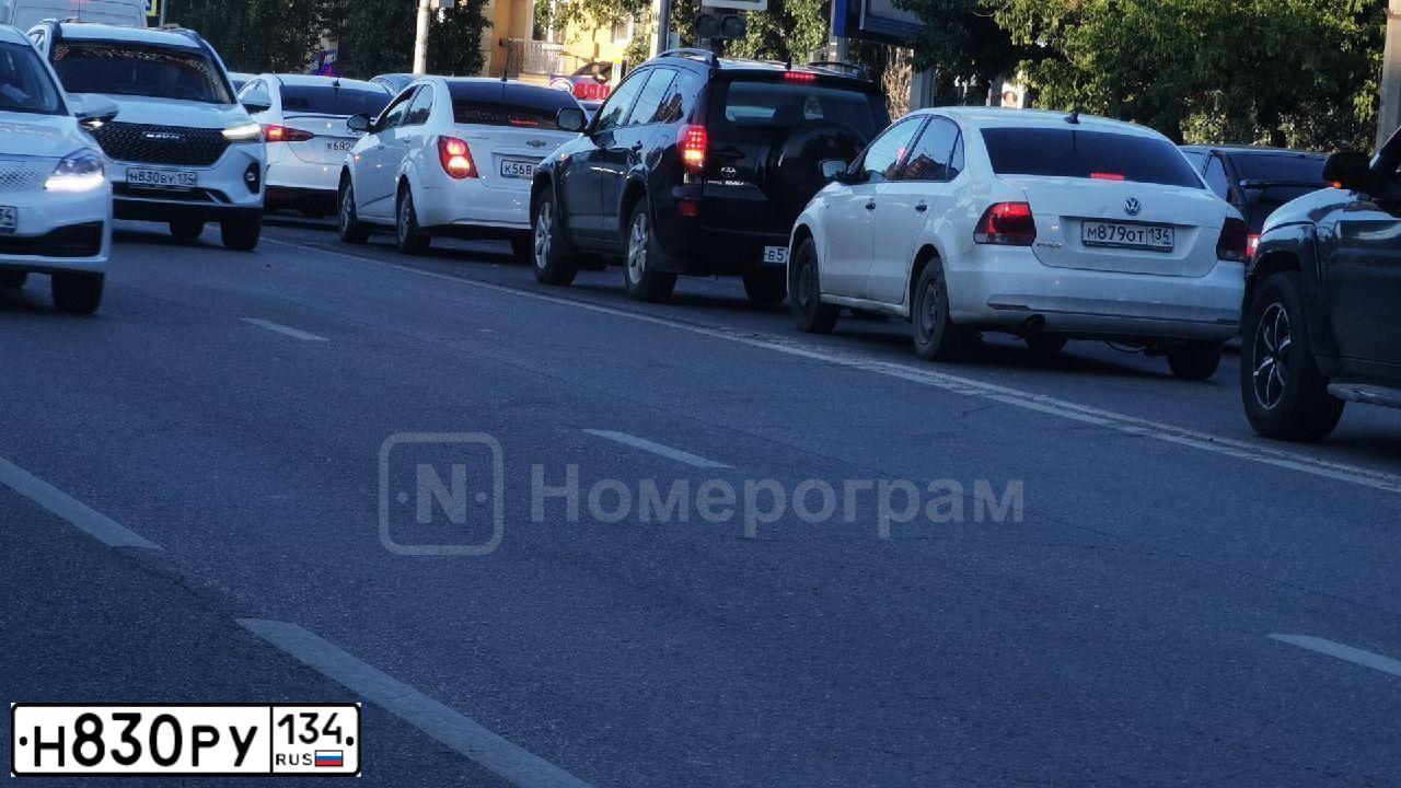 Фото автомобиля KIA RIO, 2016 — госномер Н830РУ134. Цвет: ТЕМНО-СЕРЫЙ