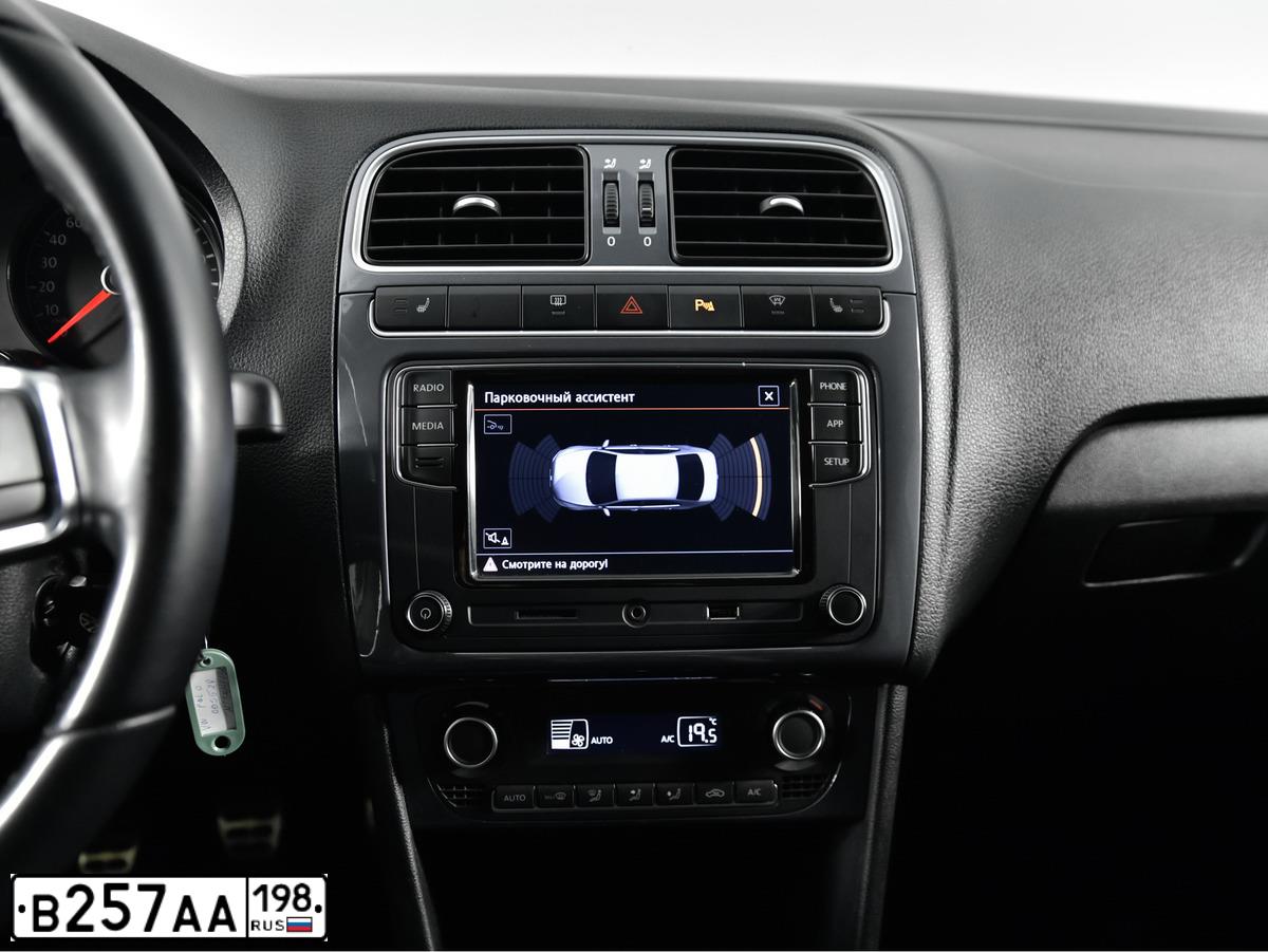 Фото автомобиля VOLKSWAGEN POLO, 2018 — госномер М233НР198. Цвет: Серебристый