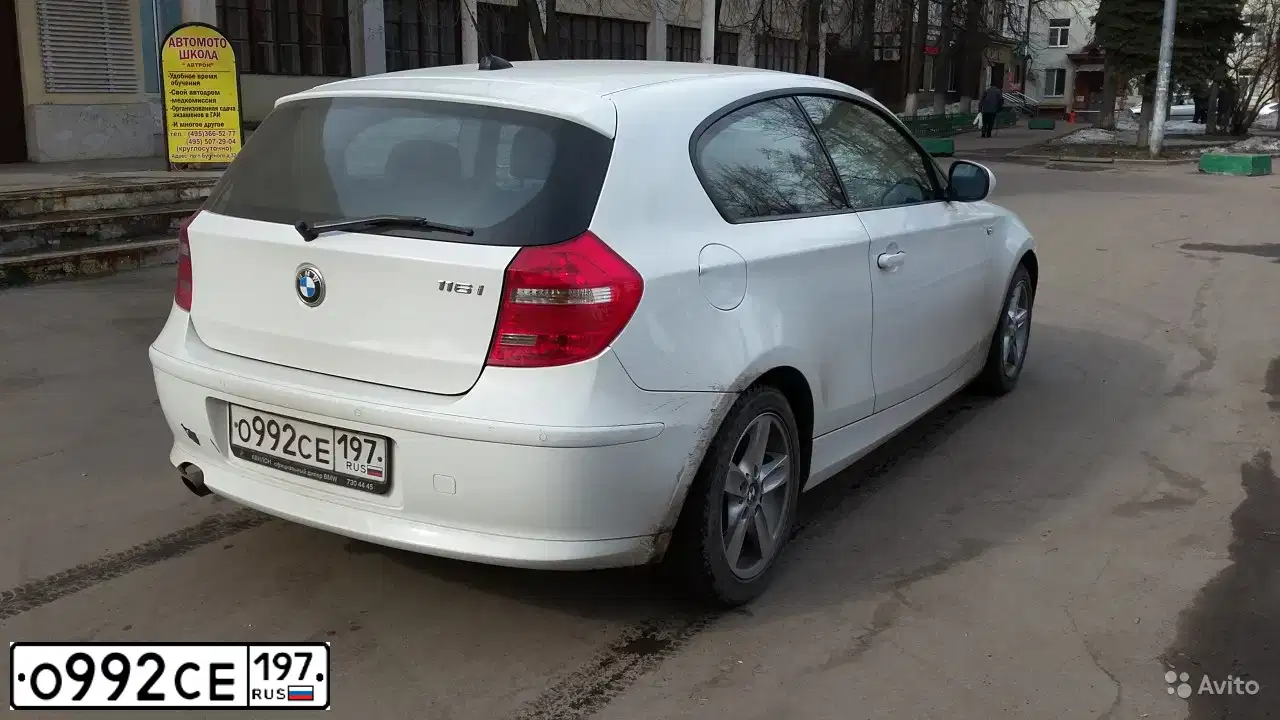 Фото автомобиля BMW 116I, 2011 — госномер К572ТО147. Цвет: Белый