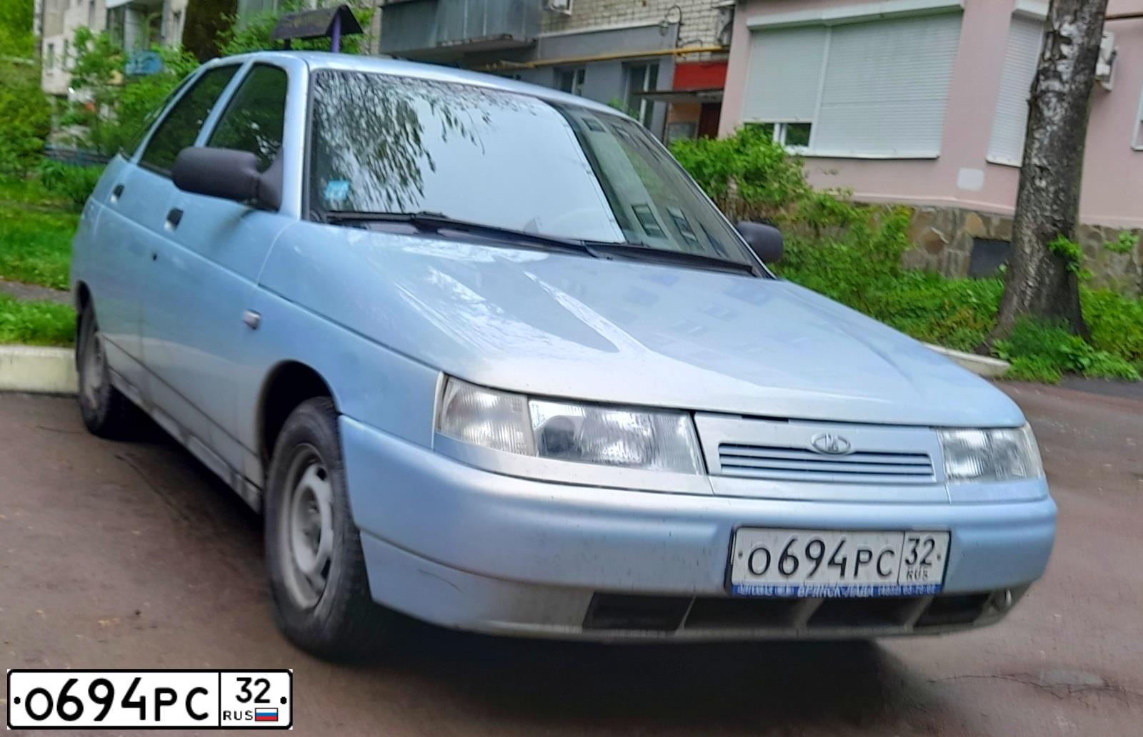 Фото автомобиля LADA 2112, 2007 — госномер Е239СЕ32. Цвет: СЕРЕБРИСТО ГОЛУБОЙ