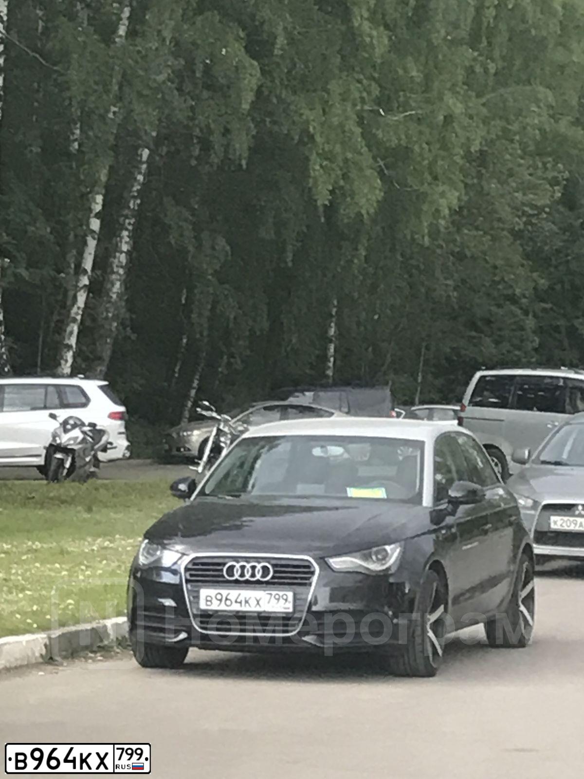 Фото автомобиля AUDI A1 SPORTBACK, 2012 — госномер В964КХ799. Цвет: ЧЕРНЫЙ