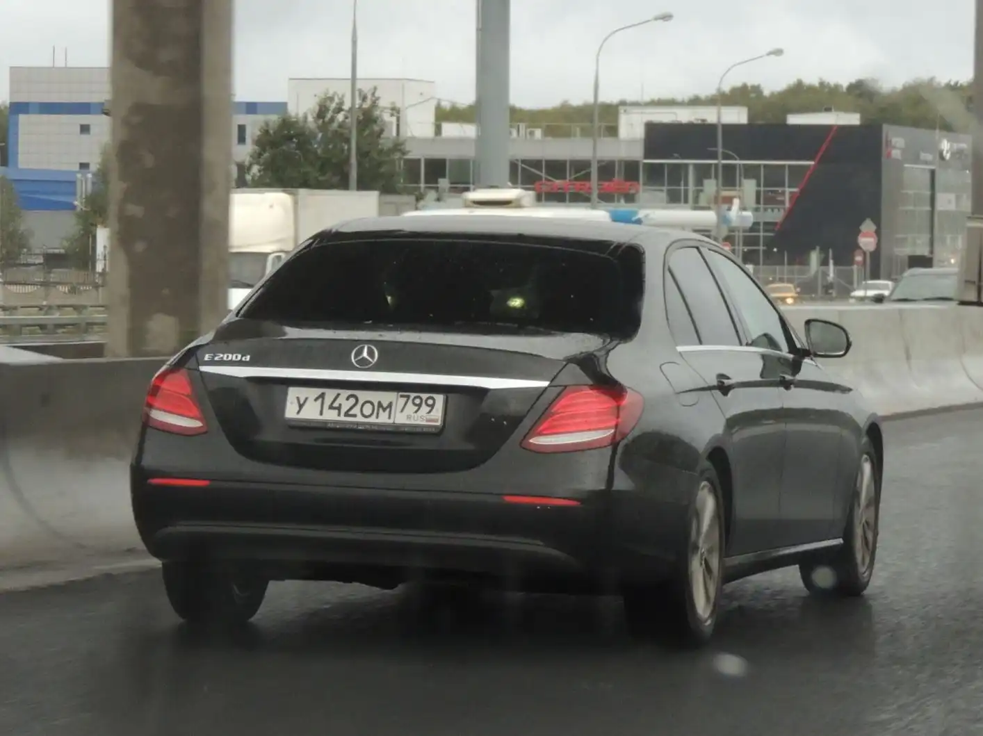 Фото автомобиля MERCEDES E-KLASSE, 2019 — госномер У142ОМ799. Цвет: ЧЕРНЫЙ
