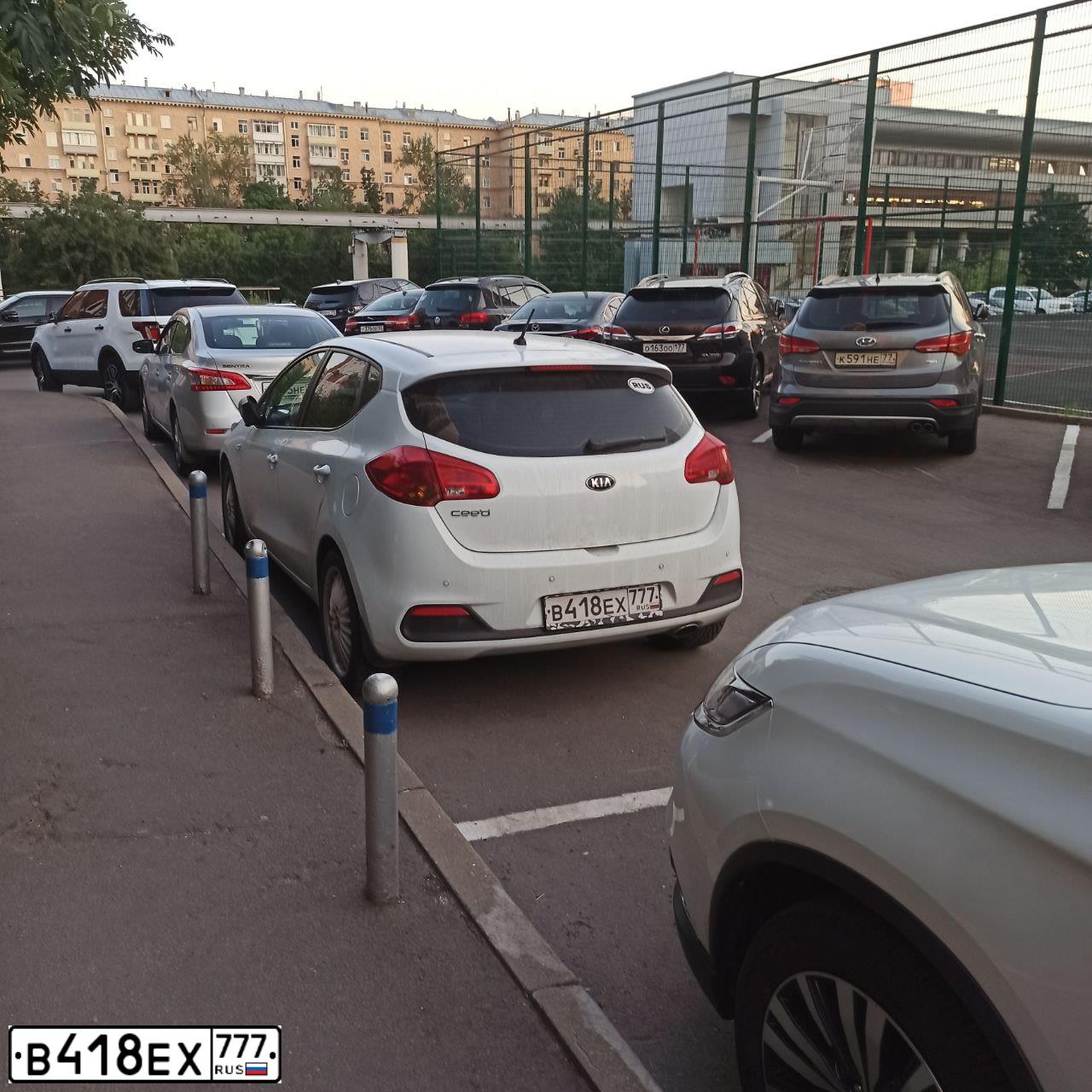 Фото автомобиля KIA CEE'D, 2014 — госномер В418ЕХ777. Цвет: БЕЛЫЙ