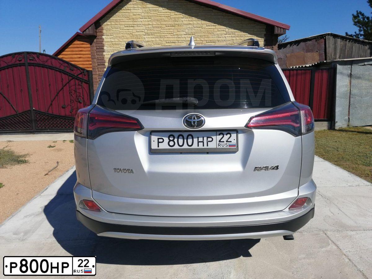 Фото автомобиля TOYOTA RAV4, 2015 — госномер Р800НР22. Цвет: СЕРЕБРИСТЫЙ