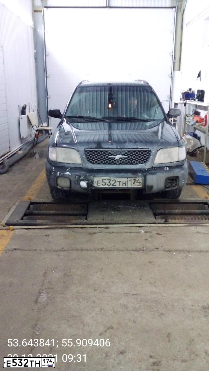 Фото автомобиля SUBARU FORESTER, 2001 — госномер Е023ВУ156. Цвет: ЧЕРНЫЙ